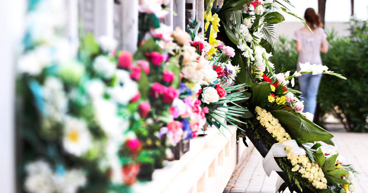 Por qué llevamos flores a los difuntos? - Funeraria La Eterna Paz